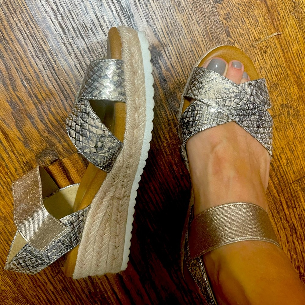 Anne Klein like new, size 7 sandals
